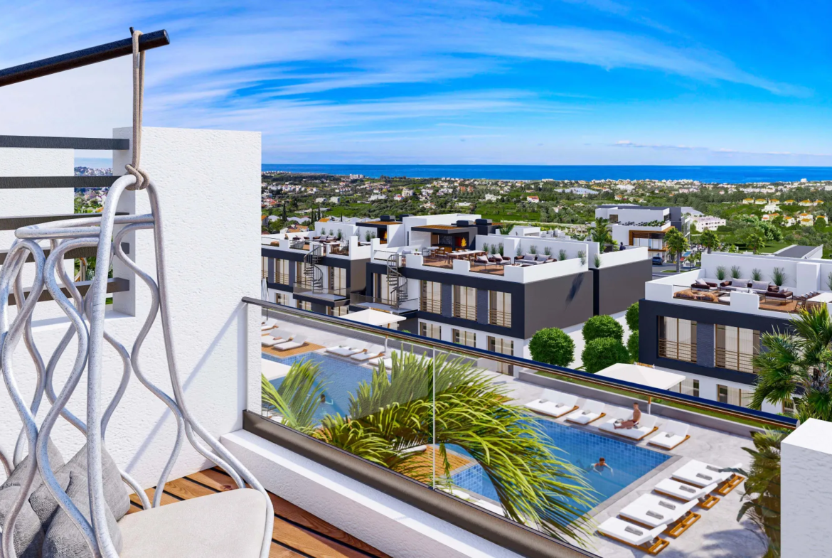 Sea and Mountain View Apartment with Roof Terrace in Lapta